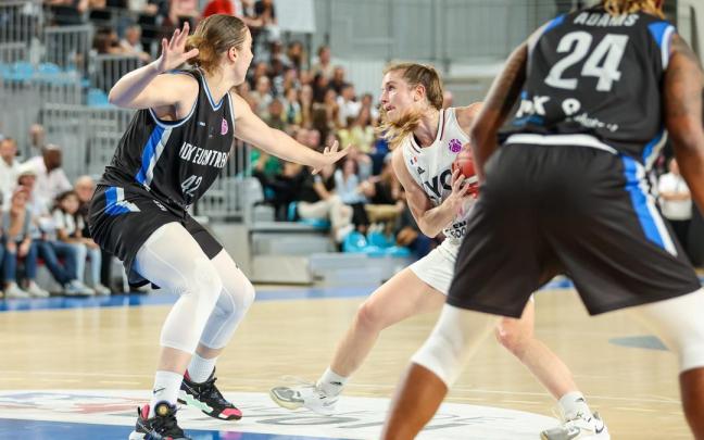 Kadri Lass y Joy Brown, en una jugada defensiva ante el Asvel Lyon.
