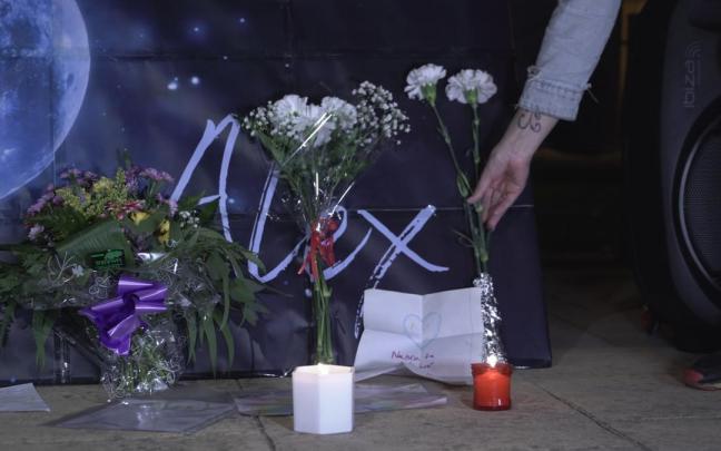 Una persona coloca flores durante una concentración-homenaje a Álex en el primer aniversario de su muerte Una persona coloca flores durante una concentración-homenaje a Álex en el primer aniversario de su muerte