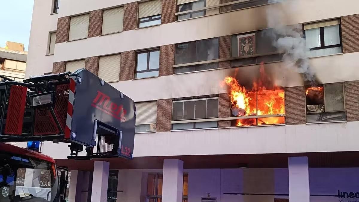 Vista de las llamas en la vivienda de San Juan afectada por el fuego