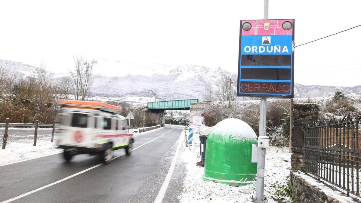 Nieve en el puerto de Ordu&ntilde;a.