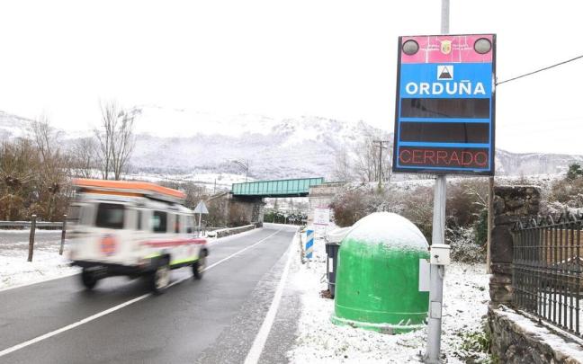 Nieve en el puerto de Ordu&ntilde;a.