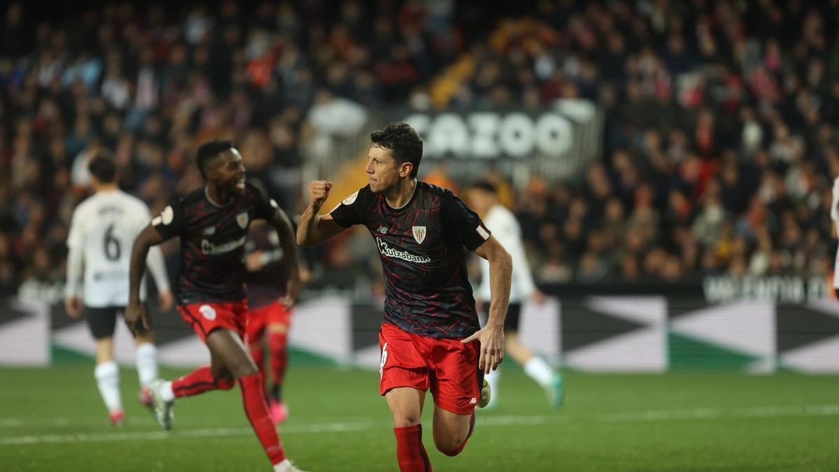 Mikel Vesga celebra su gol de penalti contra el Valencia en Mestalla