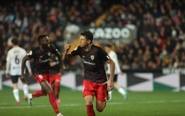 Mikel Vesga celebra su gol de penalti contra el Valencia en Mestalla