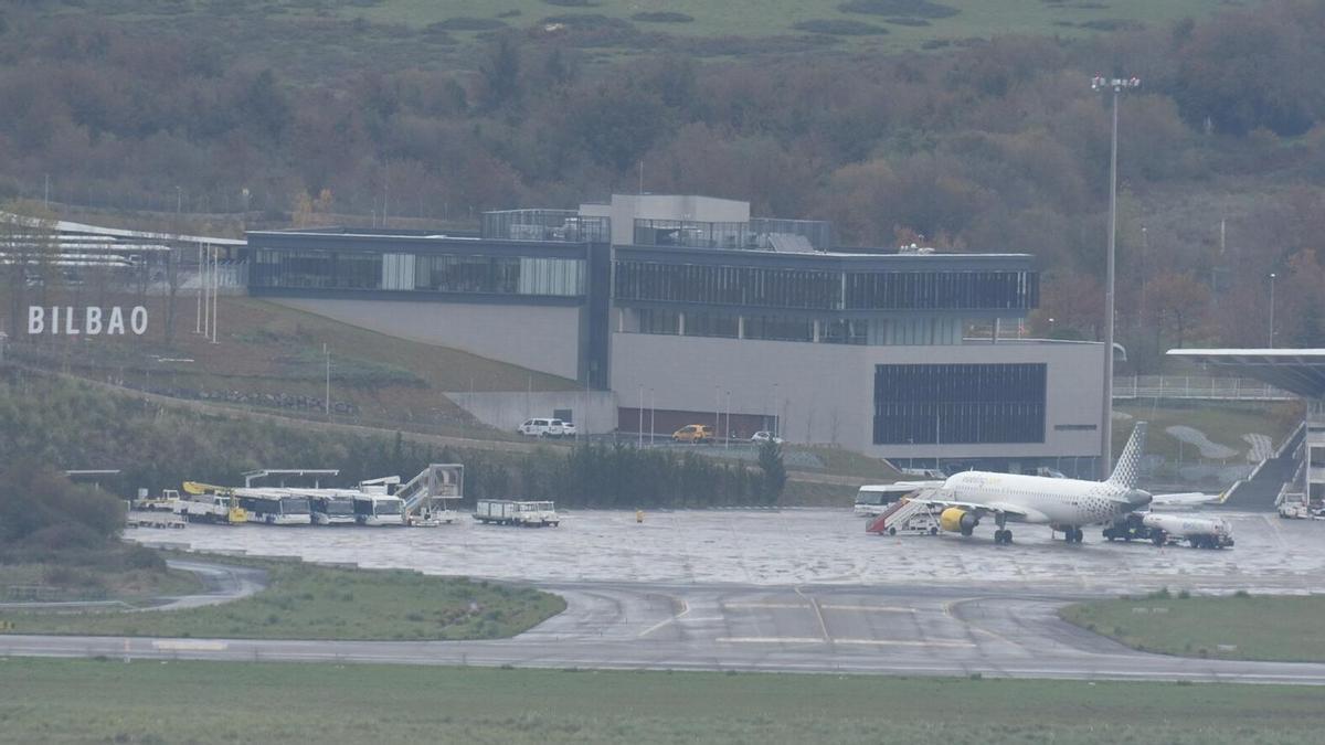 Vista del nuevo edificio técnico construido sobre una pequeña ladera al lado de la terminal aérea