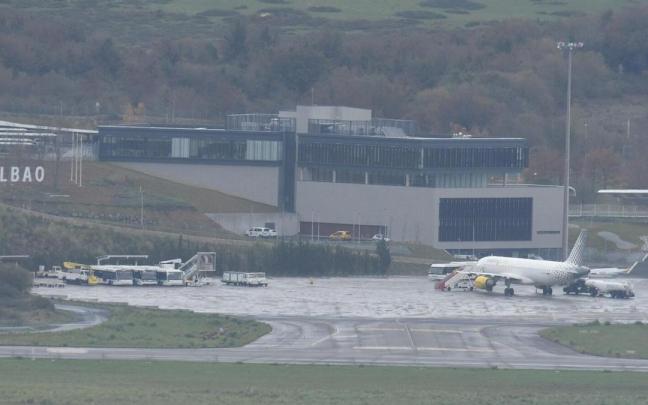 Vista del nuevo edificio t&eacute;cnico construido sobre una peque&ntilde;a ladera al lado de la terminal a&eacute;rea