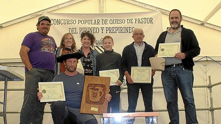 Ganadores del IV Concurso Popular de Queso de Pastor del Pirineo y Prepirineo, Alberto Larrañeta Xanpa (abajo) Aitor Garmendia (1º dcha) y Valles Legaz (2ª izda) rodeados de los finalistas en la entrega de los premios.