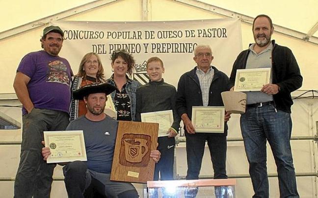 Ganadores del IV Concurso Popular de Queso de Pastor del Pirineo y Prepirineo, Alberto Larrañeta Xanpa (abajo) Aitor Garmendia (1º dcha) y Valles Legaz (2ª izda) rodeados de los finalistas en la entrega de los premios. Ganadores del IV Concurso Popular de Queso de Pastor del Pirineo y Prepirineo, Alberto Larrañeta Xanpa (abajo) Aitor Garmendia (1º dcha) y Valles Legaz (2ª izda) rodeados de los finalistas en la entrega de los premios.