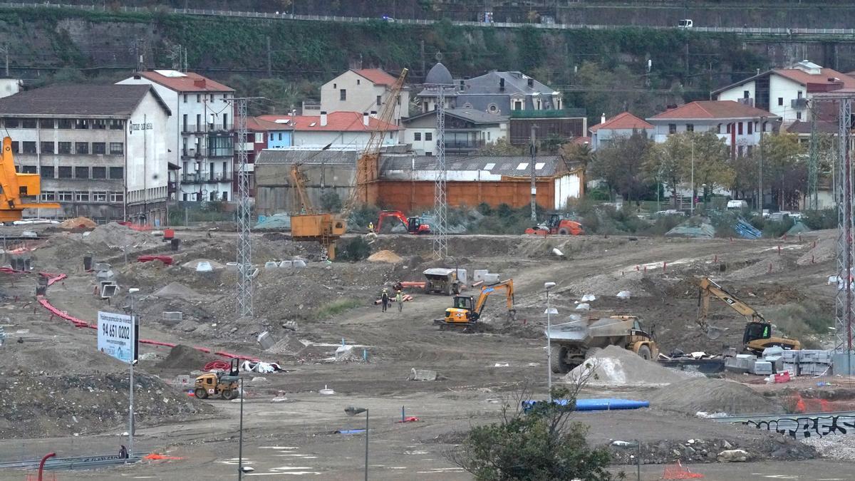 A la izquierda, las canalizaciones delimitan el perfil de la primera calle que entrará en servicio en la isla, mientras que a la derecha se va armando el primer tramo de la futura avenida Galleteras.