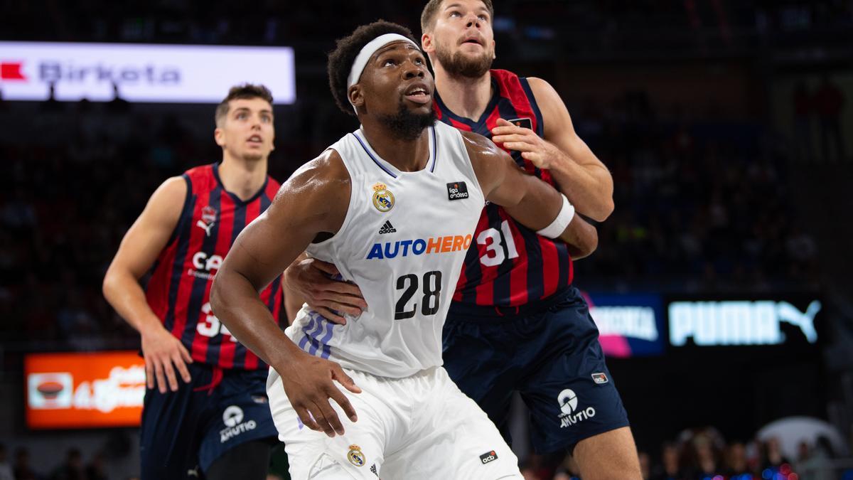 Giedraitis pugna con Yabusele por un rebote, durante el partido entre el Cazoo Baskonia y el Real Madrid
