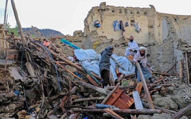 Afectados por el terremoto en Afganistán. Afectados por el terremoto en Afganistán.