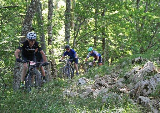 Un grupo de bikers en la bajada de Trinidad de Erga dirección Latasa.