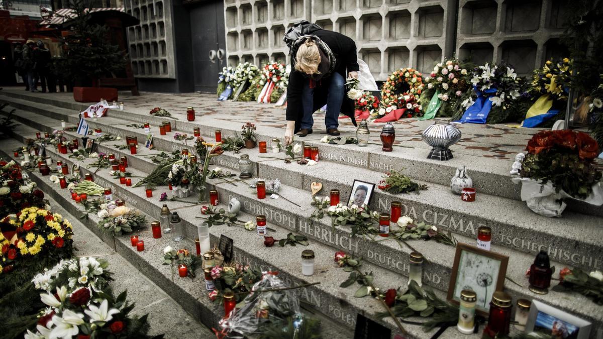 Homenaje en recuerdo a las víctimas del atentado contra un mercadillo navideño en Berlín.