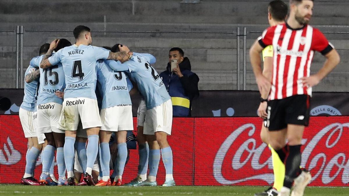 Los aficionados del Celta celebran el gol contra el Athletic