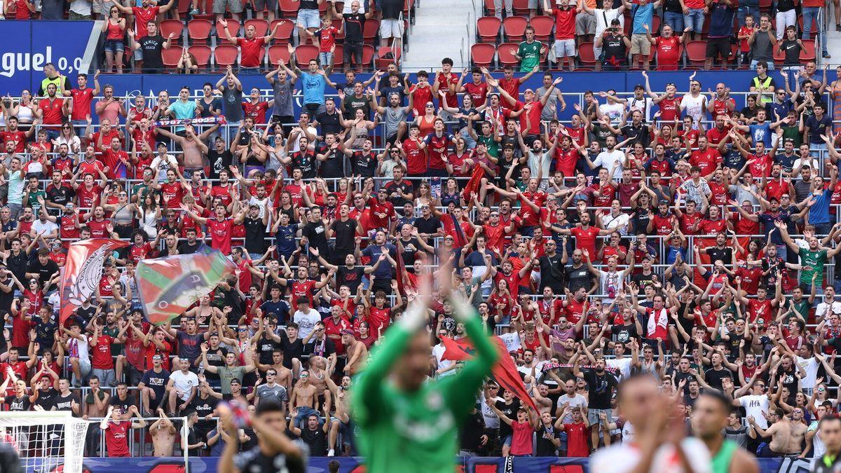 La afición de Osasuna, en el partido ante el Rayo.