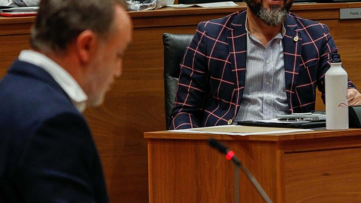 El socialista Ramón Alzórriz sonrie ante la intervención de Esparza.