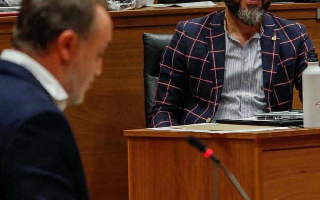 El socialista Ramón Alzórriz sonrie ante la intervención de Esparza. El socialista Ramón Alzórriz sonrie ante la intervención de Esparza.