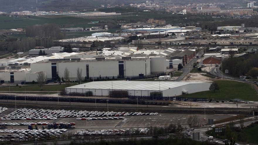 Vista general de la campa de coches de la planta de Volkswagen Navarra, en el polígono de Landaben.