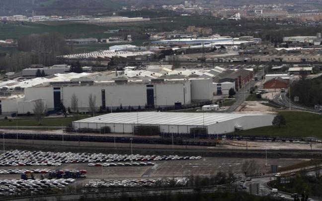Vista general de la campa de coches de la planta de Volkswagen Navarra, en el polígono de Landaben.