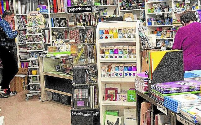 Lerro hauekin batera agertzen den irudian, bi bezero Gasteizko liburu-denda batean. | ARGAZKIA: JOSU CHAVARRI