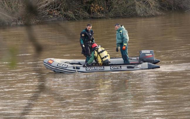 Agentes del grupo GEAS de la Guardia Civil han recuperado los cadáveres en el río Duero.