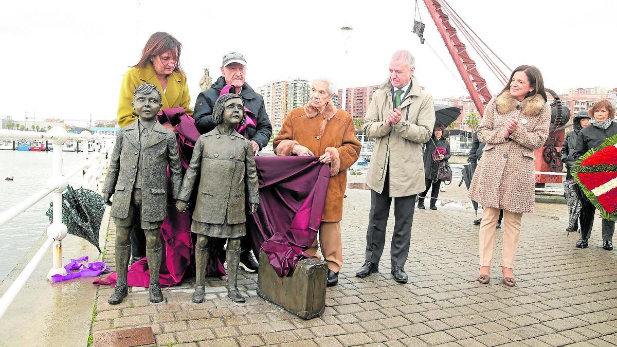 El acto en Santurtzi culmin&oacute; con el descubrimiento de una escultura en el Puerto en homenaje a los ni&ntilde;os exiliados.