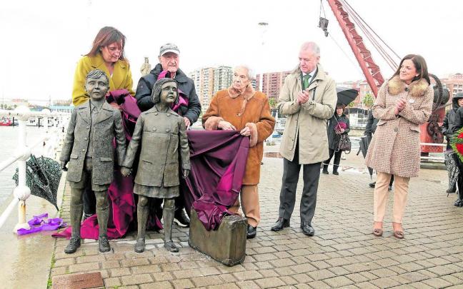 El acto en Santurtzi culmin&oacute; con el descubrimiento de una escultura en el Puerto en homenaje a los ni&ntilde;os exiliados.