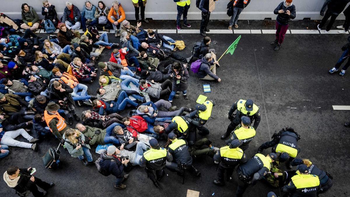 Policías y manifestantes se enfrentan en La Haya.
