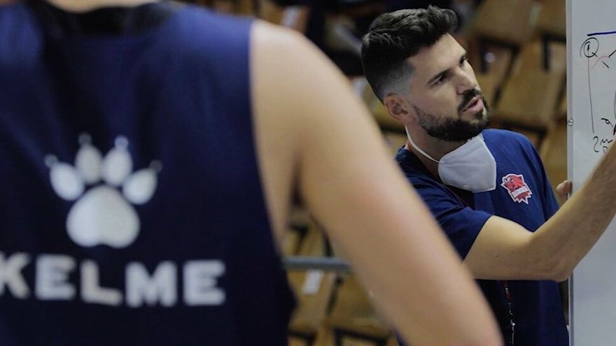Ricardo Uriz da instrucciones en la pizarra, durante su etapa como t&eacute;cnico baskonista