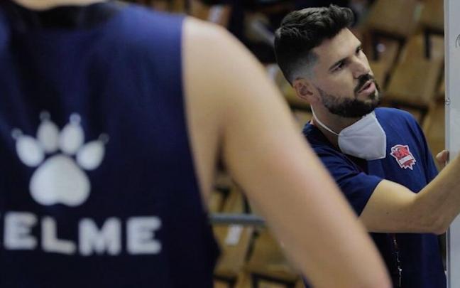 Ricardo Uriz da instrucciones en la pizarra, durante su etapa como t&eacute;cnico baskonista