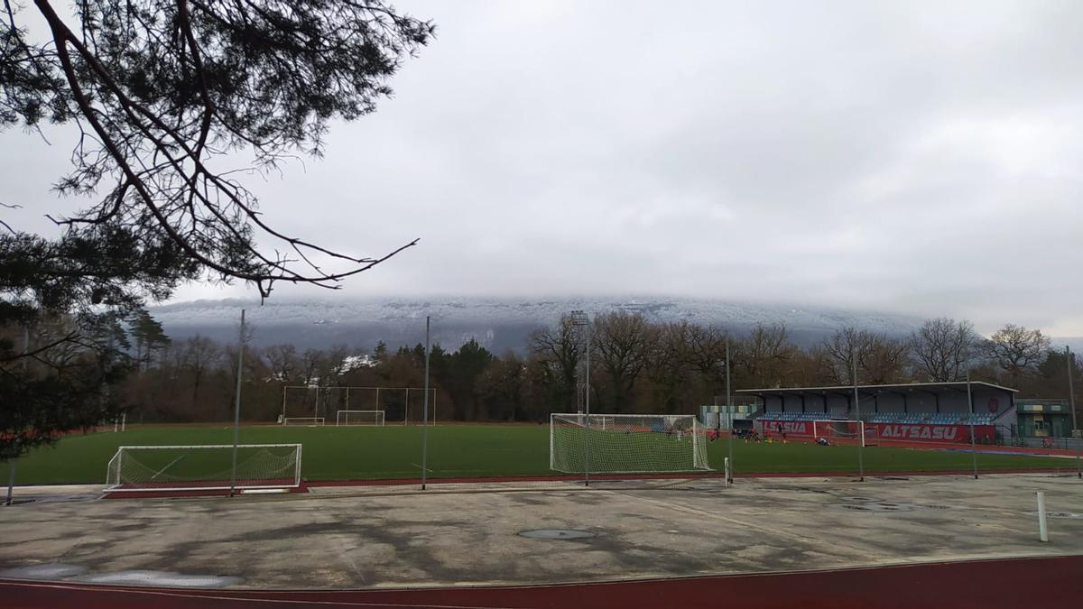 En los presupuestos se incluye la renovación del césped del campo de fútbol de Dantzaleku.