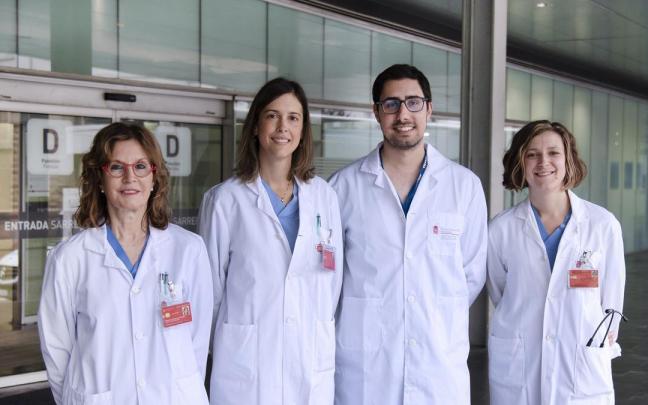 Integrantes de la Unidad de Cirugía Endocrina del HUN, de izda. a dcha: Pilar Salvador Egea (jefa de Unidad), Andrea Goikoetxea Urdiain (FEA), Aitor Redondo Expósito (FEA) y Guadalupe Talavera Utrera (MIR Cirugía general).