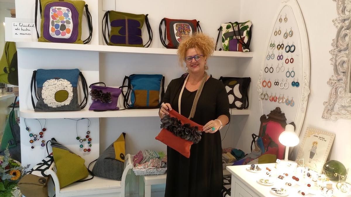 Elena Carlos junto a varios de sus bolsos en la tienda ‘Lo que yo hago’.