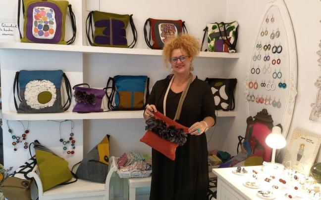 Elena Carlos junto a varios de sus bolsos en la tienda ‘Lo que yo hago’. Elena Carlos junto a varios de sus bolsos en la tienda ‘Lo que yo hago’.