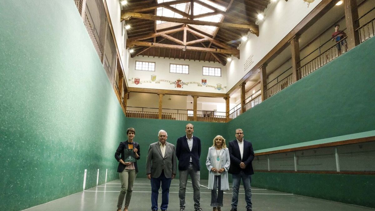 Presentación del 50º Torneo del Jamón este miécoles en el trinquete del Tenis. De i. a d.: Izasun Arricaberri, autora del libro; Miguel Pozueta, director gerente del IND; Toni Lerga, presidente del Tenis; María Caballero;