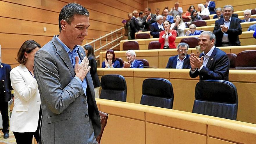 El presidente del Gobierno español, Pedro Sánchez, accede ayer al Senado entre los aplausos de la bancada del PSOE. | FOTO: EFE