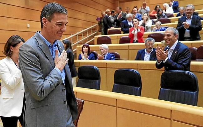 El presidente del Gobierno espa&ntilde;ol, Pedro S&aacute;nchez, accede ayer al Senado entre los aplausos de la bancada del PSOE. | FOTO: EFE