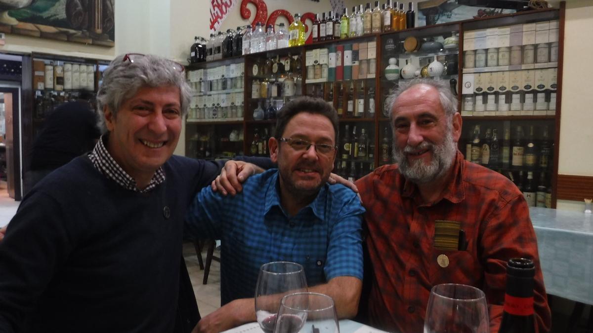Iñaki posa con los hijos de Valencia, Javi y Luis Mari.