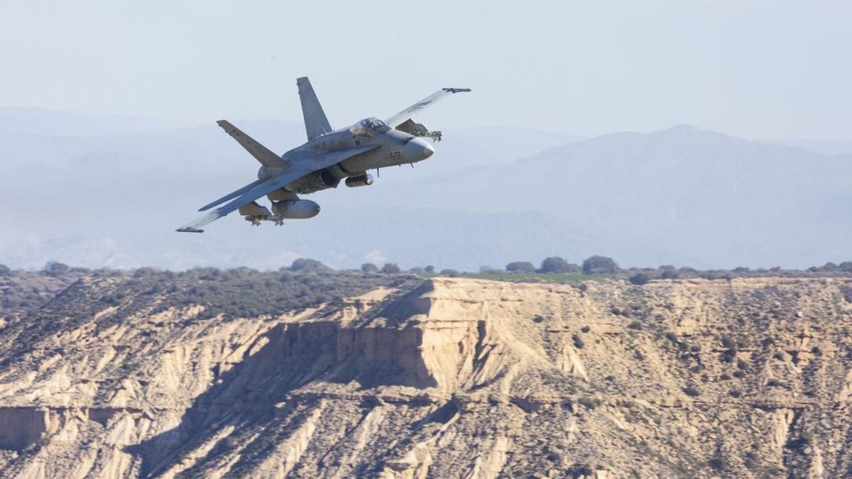 Un avión realizando prácticas en Bardenas