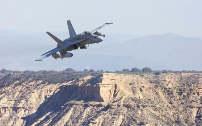 Un avión realizando prácticas en Bardenas