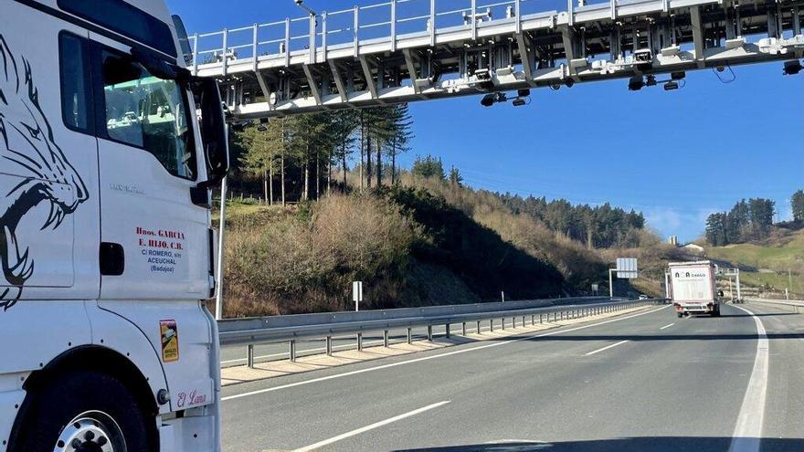 Un camión de mercancías a su paso por el peaje sin barrera de la autovía de Deskarga (A-636), entre Beasain y Bergara.