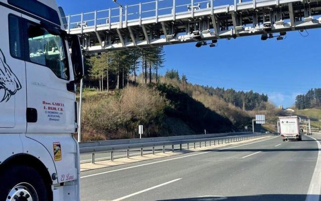 Un camión de mercancías a su paso por el peaje sin barrera de la autovía de Deskarga (A-636), entre Beasain y Bergara.
