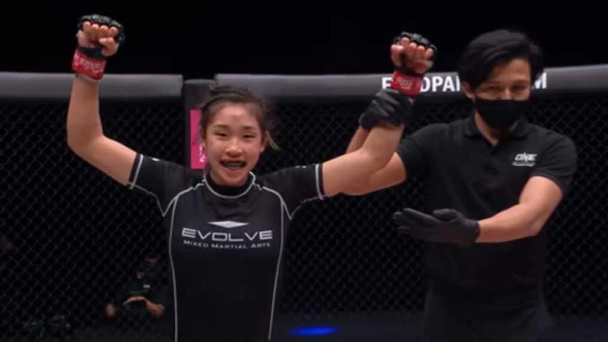 Victoria Lee se proclama ganadora de un combate de Artes Marciales Mixtas.