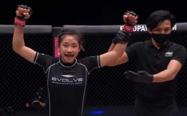 Victoria Lee se proclama ganadora de un combate de Artes Marciales Mixtas.