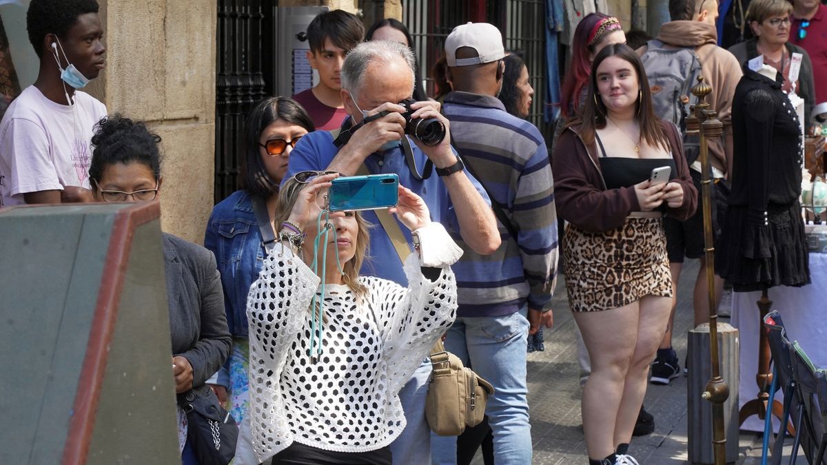 Un grupo de turistas sacan unas fotos durante su visita.