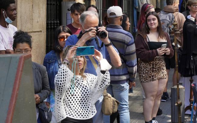 Un grupo de turistas sacan unas fotos durante su visita.