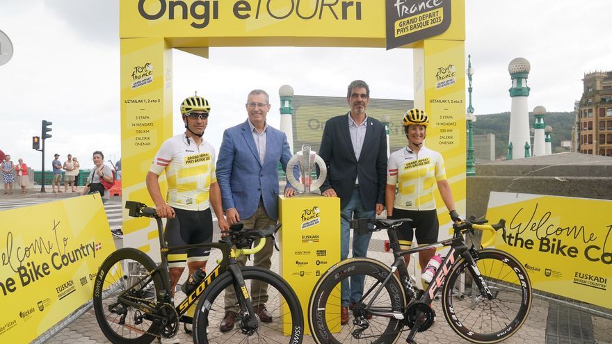 Los ultrafondistas Ziortza Villa y Julián Sanz, en Donostia, con el trofeo del Tour 2023