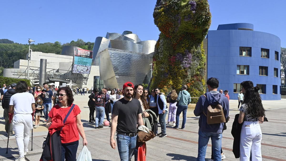 Varios turistas pasean por el Guggenheim Bilbao.