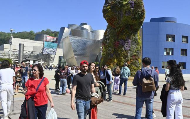 Varios turistas pasean por el Guggenheim Bilbao. Varios turistas pasean por el Guggenheim Bilbao.