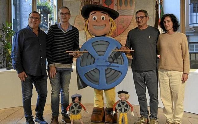 Miembros de Gainditzen junto a la alcaldesa de Tolosa. | FOTO: N.G.