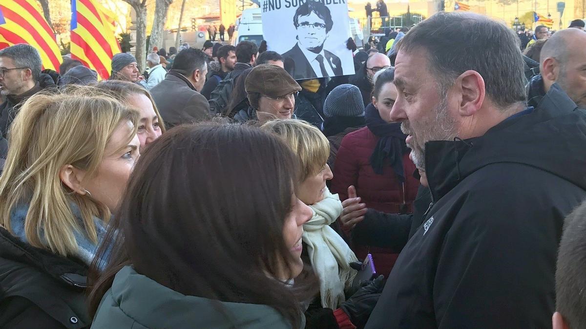 Oriol Junqueras, en la protesta de ayer con una imagen de Carles Puigdemont al fondo.
